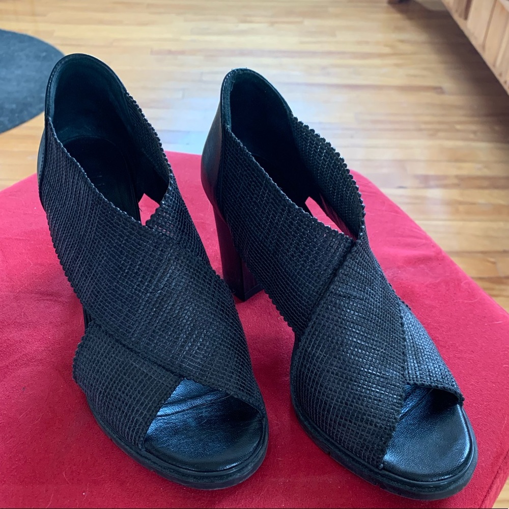 Hispanitas black sandals